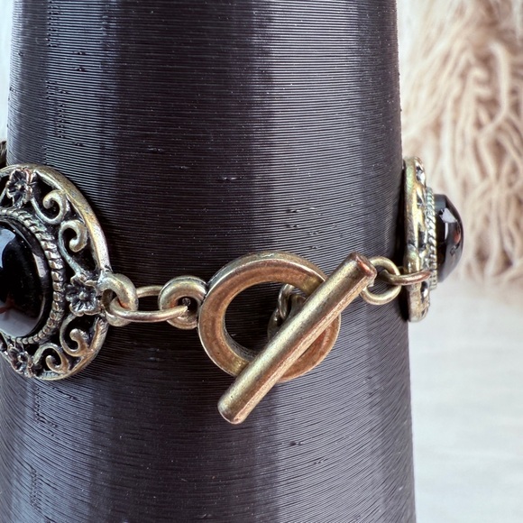 Gorgeous, black and silvertone, vintage, toggle closure costume bracelet - Picture 4 of 5